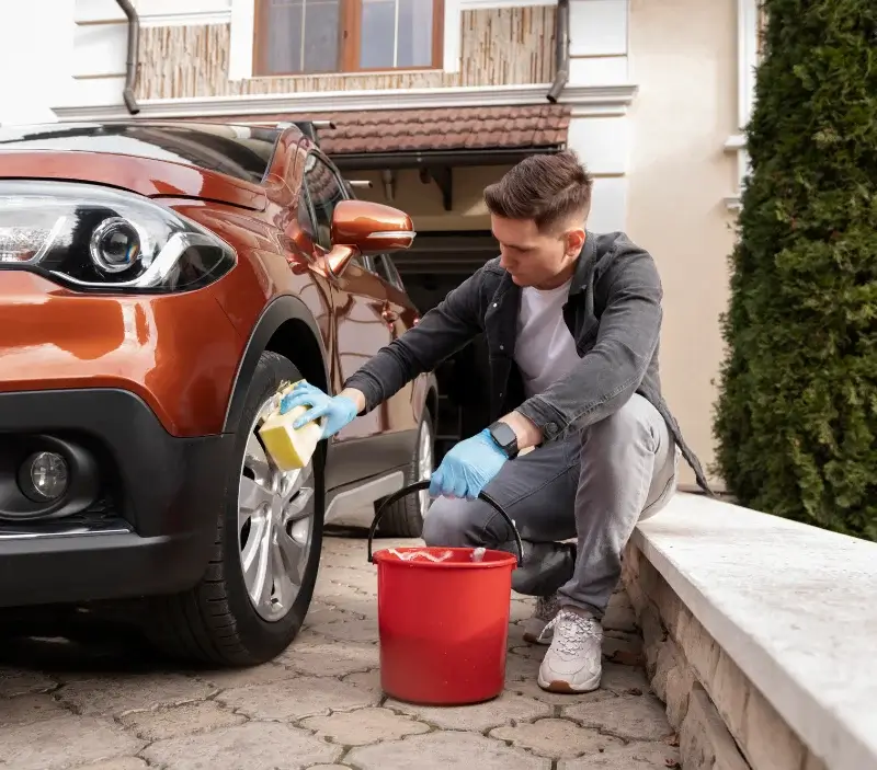 Lavage auto à domicile Brézilhac : professionnel intervenant sur un véhicule